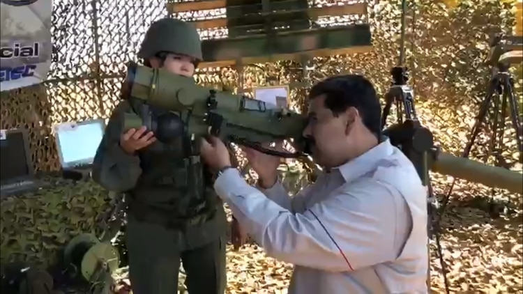 Maduro prueba un lanzacohetes durante una visita a un ejercicio militar