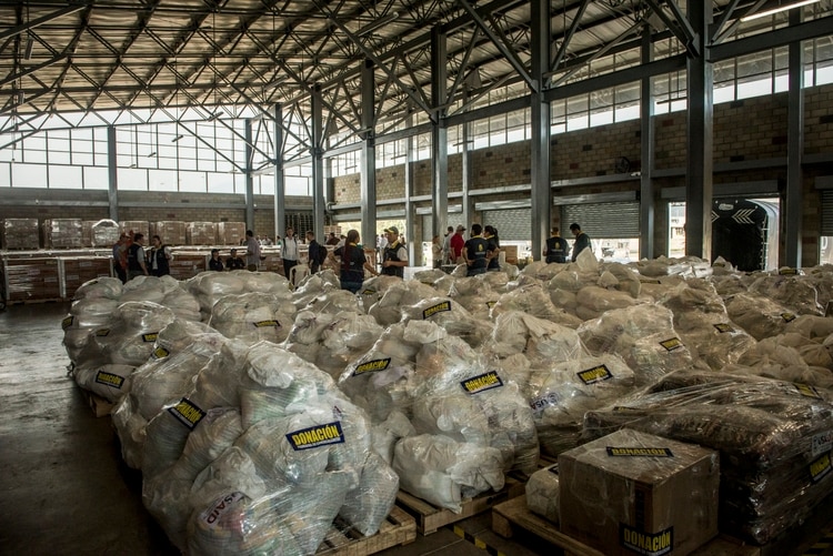 Bolsas de ayuda humanitaria destinadas para las familias necesitadas de Venezuela en una bodega del lado colombiano del puente fronterizo (Meridith Kohut/The New York Times)