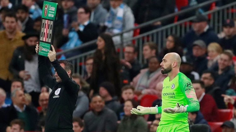 El gesto de Caballero al advertir que Kepa no quería salir (Reuters)