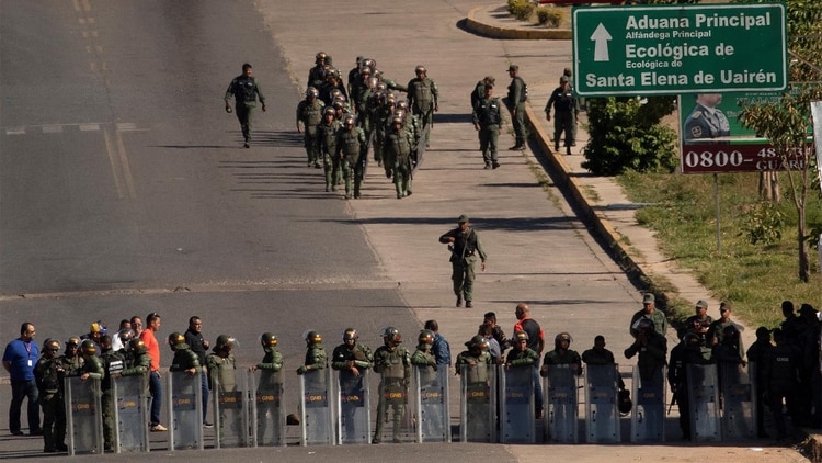Miembros de la Guardia Nacional Bolivariana montaron guardia este sábado en el paso fronterizo ubicado en la localidad de Pacaraima (EFE/Joédson Alves)