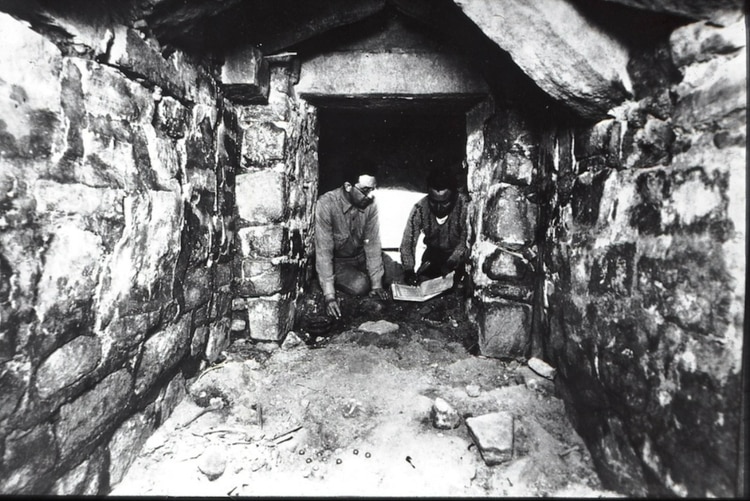 El arqueólogo Alfonso Caso y Martín Bazán en la Tumba 7 de Monte Albán (Cortesía INAH)
