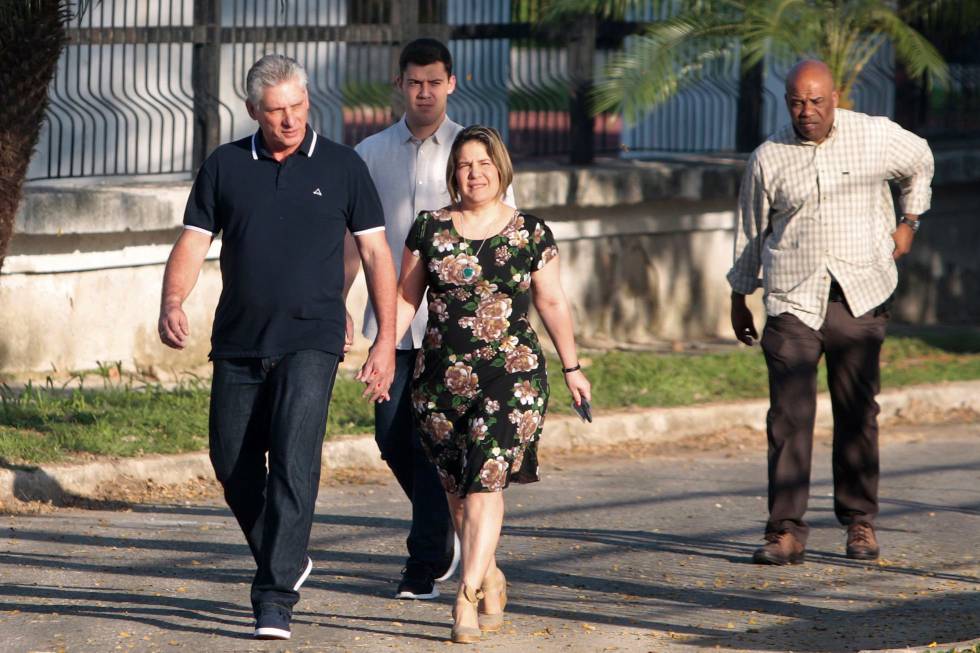 Miguel Diaz-Canel y su esposa Lis Cuesta llegando a una mesa de votaciÃ³n. 