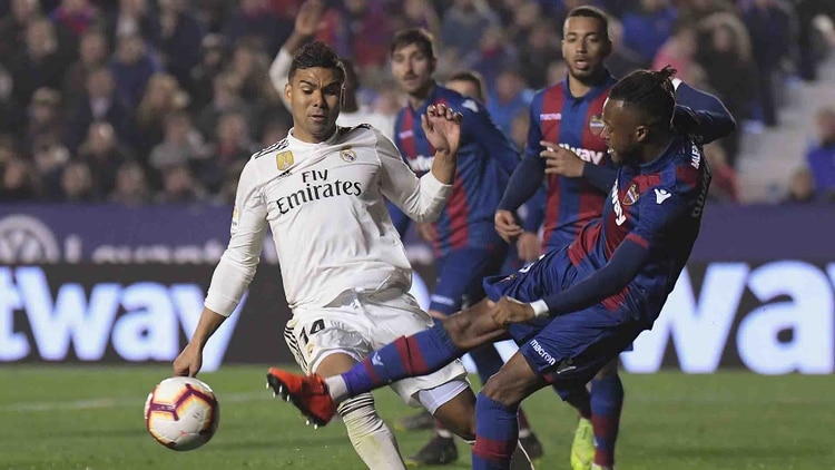 El instante en el que Cheick Doukouré intenta rechazar el balón y Casemiro finge la falta (AFP)