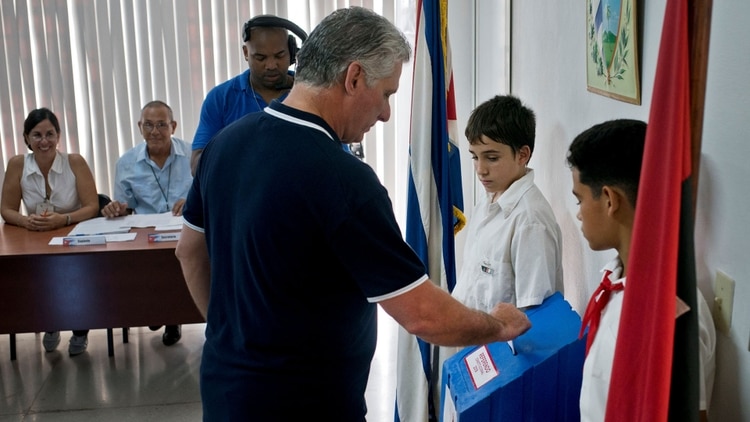 Miguel Díaz-Canel votando durante la consulta popular (Ramon Espinosa/Pool via REUTERS)