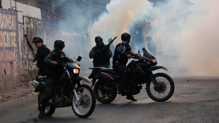 El régimen chavista reprimió a los voluntarios que intentaron ingresar la ayuda humanitaria (AP Photo/Rodrigo And)