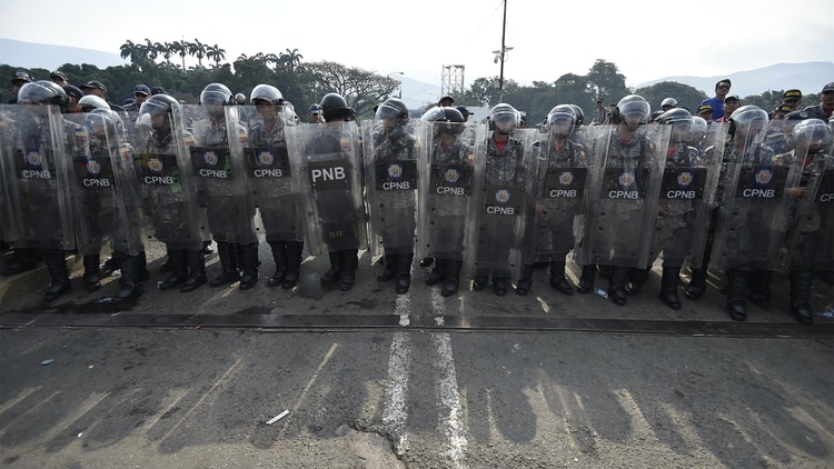 La Policía Nacional Bolivariana también reprimió a los manifestantes (Photo by Luis ROBAYO / AFP)