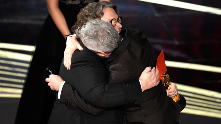 Guillermo Del Toro, y Alfonso Cuaron en los premios Oscar (Foto: AP)