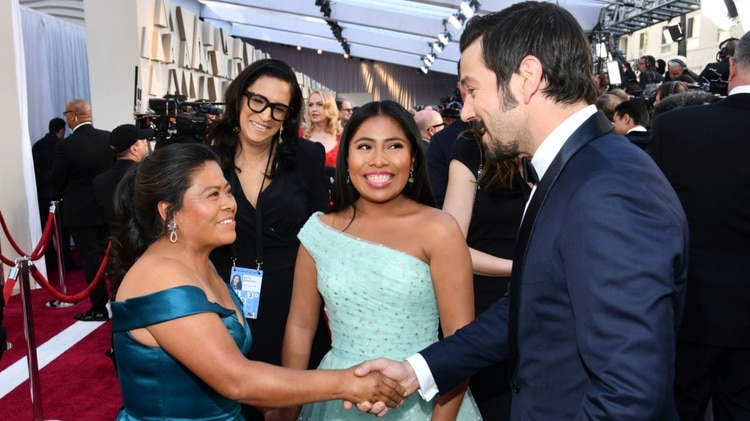 Yalitza Aparicio, su madre, y Diego Luna durante la ceremonia (Foto: AP)
