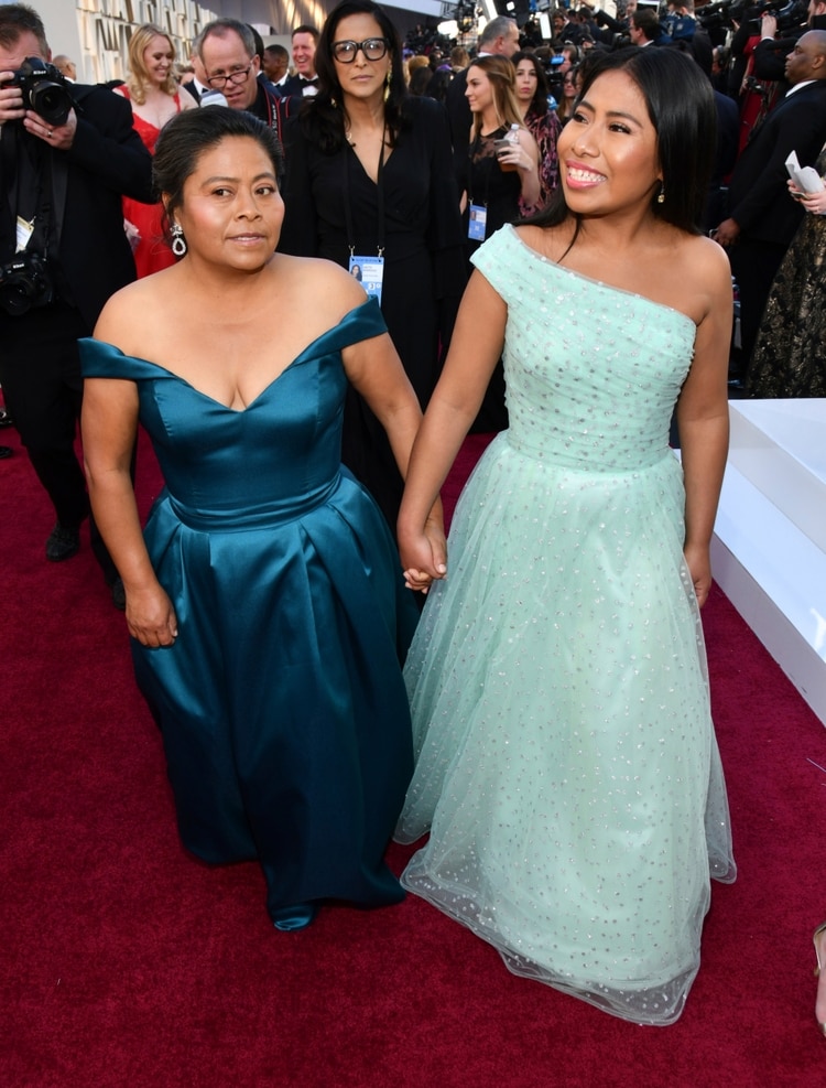 Yalitza Aparicio acompañada de su madre en la alfombra roja (Foto: AP)
