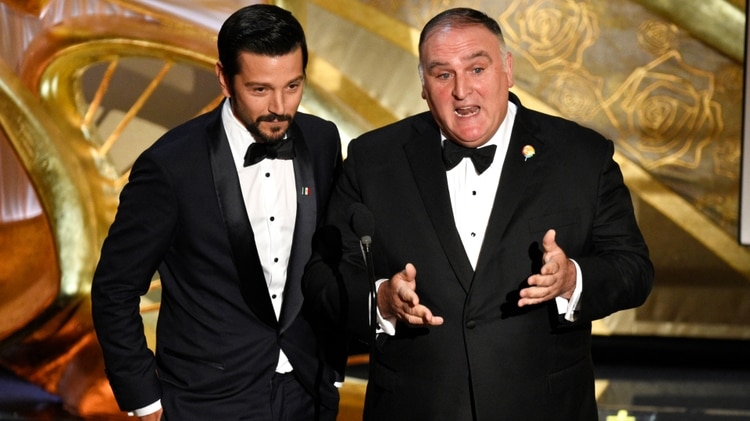 Diego Luna y Jose Andres presentaron “Roma” en los premios de la Academia (Foto: AP)