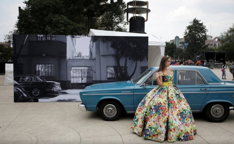 La quinceañera que llegó a retratarse al “Roma Fest” (Foto: Reuters)