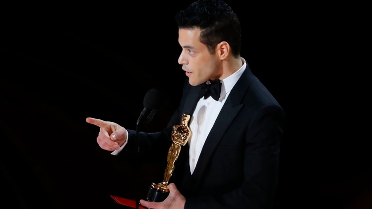 Rami Malek retira el premio a mejor actor por “Bohemian Rhapsody.” (REUTERS/Mike Blake)