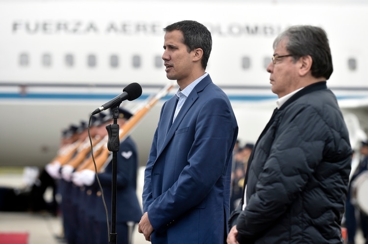 Juan Guaido y el canciller colombiano Carlos Holmes Trujillo durante una conferencia de prensa tras la llegada a Bogotá del presidente interino de Venezuela (EFRAIN HERRERA /Presidencia de Colombia/ AFP)