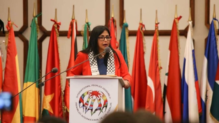 La vicepresidente de Venezuela se pronunció tras la brutal violencia de las fuerzas de seguridad contra los voluntarios que intentaron ingresar la ayuda humanitaria el sábado (Twitter: @CancilleriaVE)