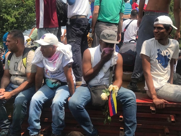 La Policía Bolivariana reprimió con gases a los venezolanos que quieren cruzar la frontera con la ayuda humanitaria (Román Lejtman)