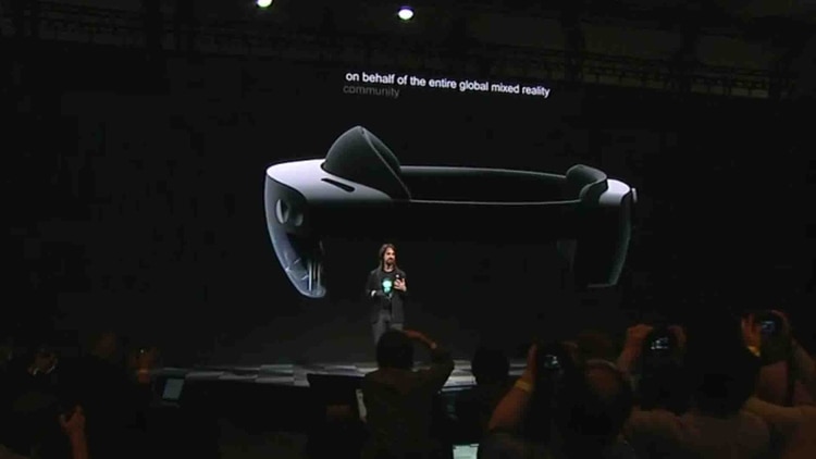 Se presentaron los anteojos de realidad mixta Hololens 2 en Barcelona