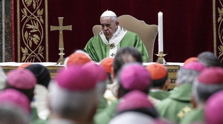 El papa Francisco durante la celebración eucarística en el último día de la reunión con obispos para reflexionar sobre los abusos a menores en la Iglesia católica. (GIUSEPPE LAMI / POOL / AFP)