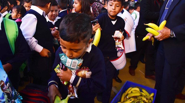 Estudiantes con sus raciones del desayuno escolar. | Daniel James