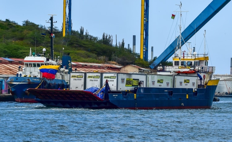 El barco Midnight Stone con los contenedores de ayuda humanitaria (Luis Acosta/AFP)