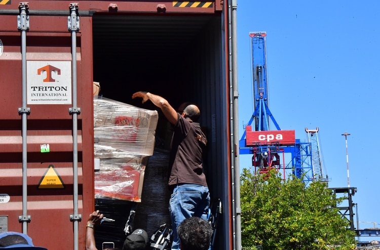 El interior de uno de los contenedores con la ayuda humanitaria en Curazao (AFP)