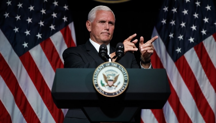 Mike Pence, uno de los protagonistas del encuentro del lunes (AP Photo/Evan Vucci)