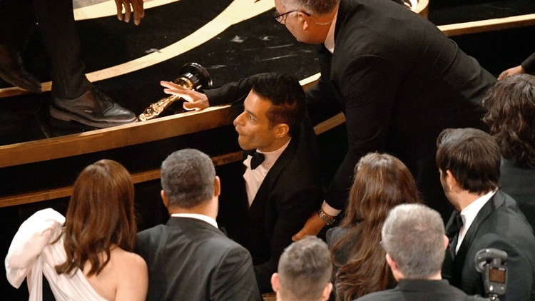 Rami Malek se cayó del escenario tras recibir un Oscar como mejor actor por “Bohemian Rhapsody”