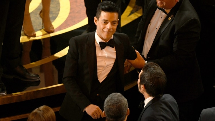 Rami Malek fue ayudado por varios de las estrellas que estaban cerca del escenario