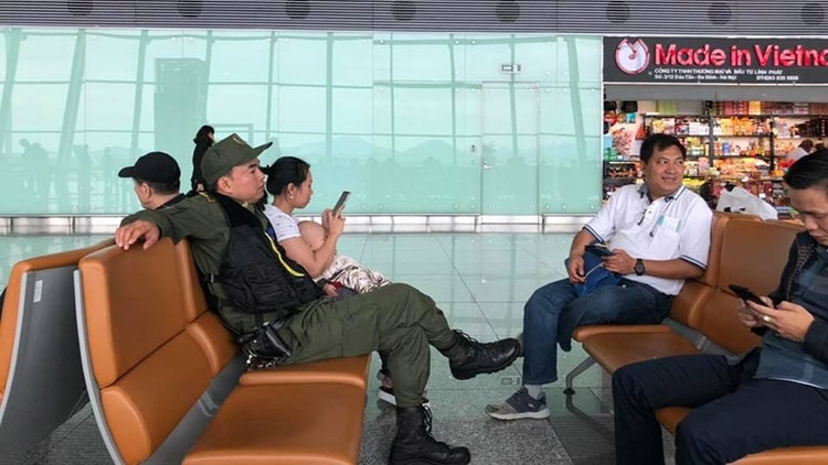 Una de las fotos publicadas por Howard X en Facebook, poco antes de ser deportado y en compañía de un policía (@KimJongUnLookAlike)