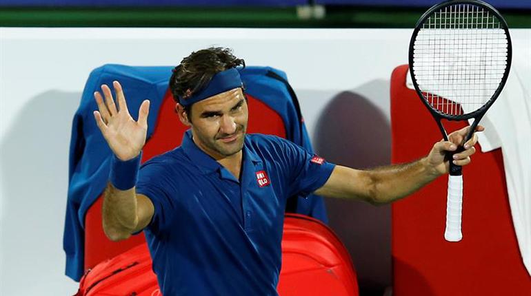 El tenista suizo Roger Federer celebra la victoria conseguida ante el alemán Philipp Kohlschreibe. | EFE
