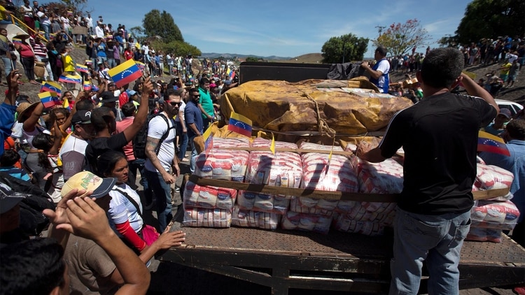 La ayuda humanitaria tuvo que ser regresada a un destacamento militar en Brasil (EFE/Joédson Alves)