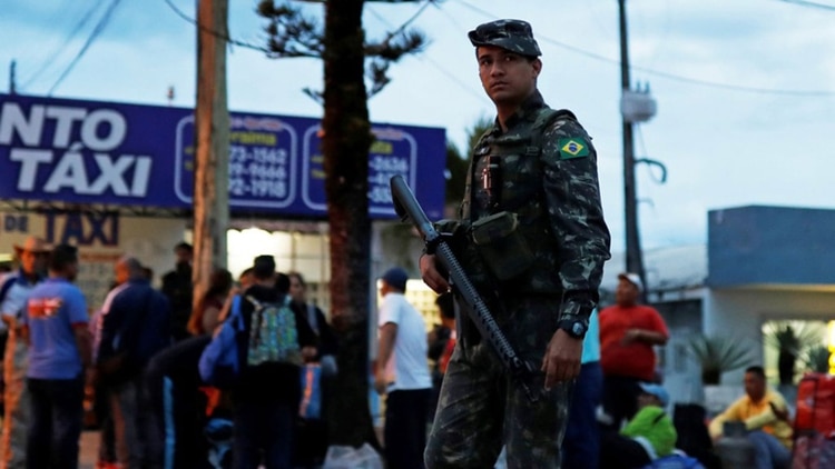 Los militares brasileños desplegaron un cordón para reducir los enfrentamientos entre la GNB y los manifestantes (Reuters)