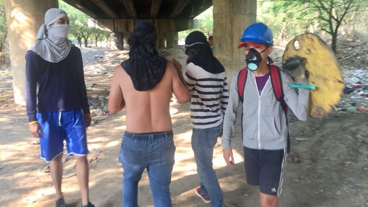 La resistencia de jóvenes venezolanos debajo del Puente Santander en la frontera con Colombia (Dylan Baddour)