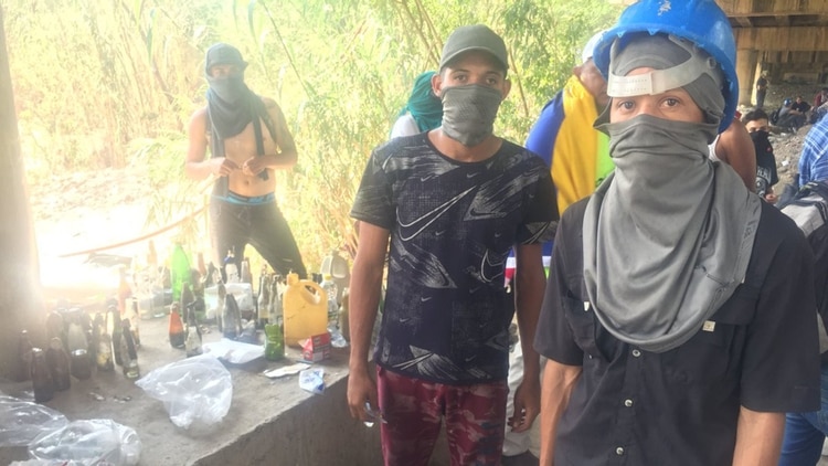 El grupo de resistencia exhibe sus armas caseras: “O nos morimos allí arriba (en el puente) de una bala o nos morimos de hambre allí (en Venezuela)”, dijo uno de los jóvenes