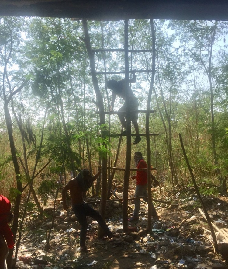 Los jóvenes construyeron una escalera para subir al puente fronterizo cerrado donde se encuentra la guardia nacional bolivariana.