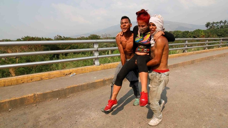 Una joven resultó herida en el puente Simón Bolívar el domingo (Photo by SCHNEYDER MENDOZA / AFP)