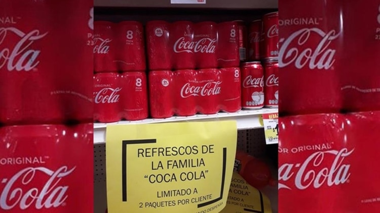 Los supermercados en Matamoros racionan la venta de la bebida (Foto: Especial)