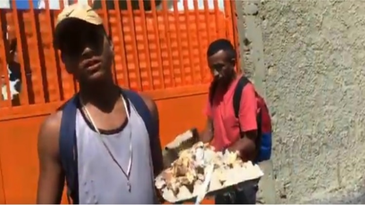 Este joven pidió al periodista dinero para comprar un pan (Captura de pantalla)