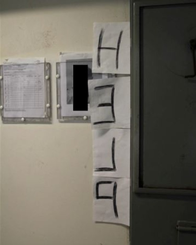 El psicólogo social Craig Haney, uno de los máximos expertos en confinamiento solitario en los EEUU, registró este cartel de “Ayuda” en la SMU de Georgia (Craig Haney)