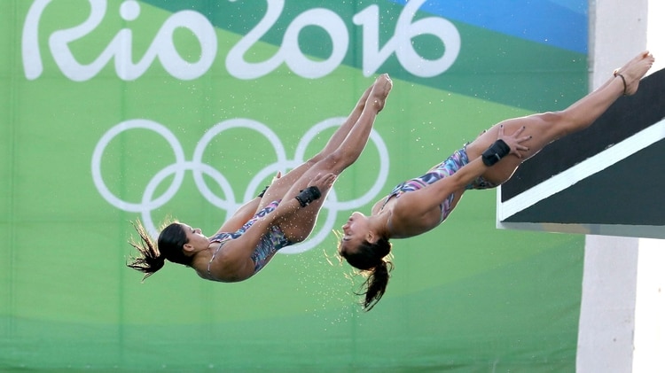 Oliveira competía junto a Giovanna Pedroso en salto sincronizado (Reuters)
