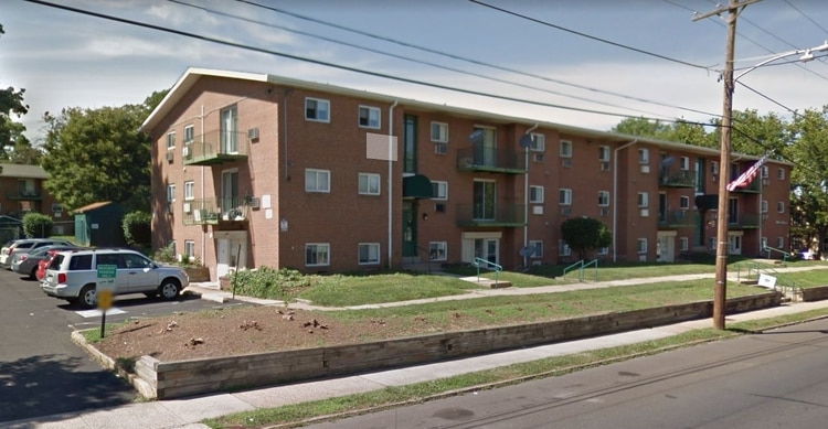 Los cuerpos de cinco personas fueron encontrados sin vida en el interior del complejo del 200 de West Bridge Street, Morrisville, Pensilvania
