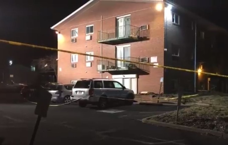 La policía cercó el edificio donde fueron encontrados los cuerpos de las cinco víctimas: tenían entre 9 y 42 años
