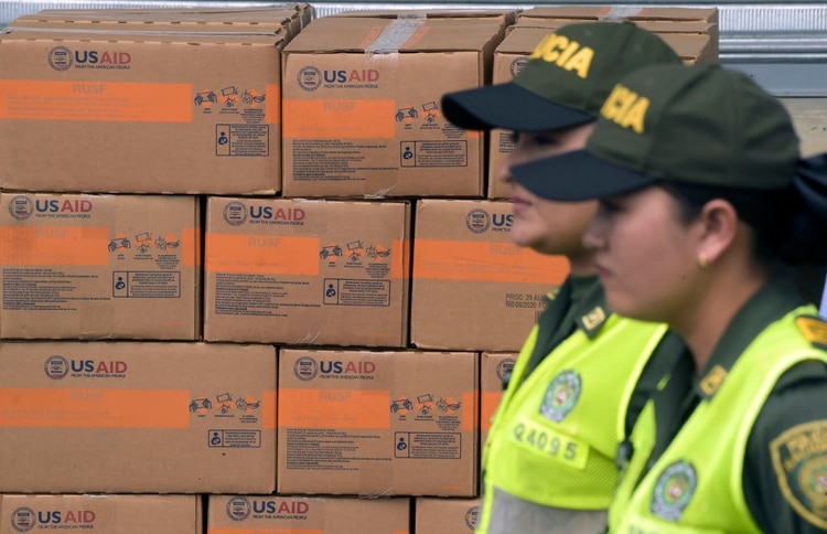 Cajas con ayuda humanitaria acopiadas en Colombia