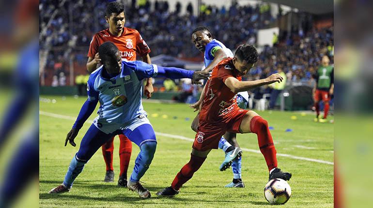 Una escena del partido que disputaron Macará y Guabirá en Ambato. | AFP