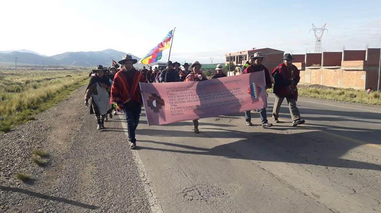 La marcha indígena, en la carretera, todavía en territorio orureño. | LOS TIEMPOS
