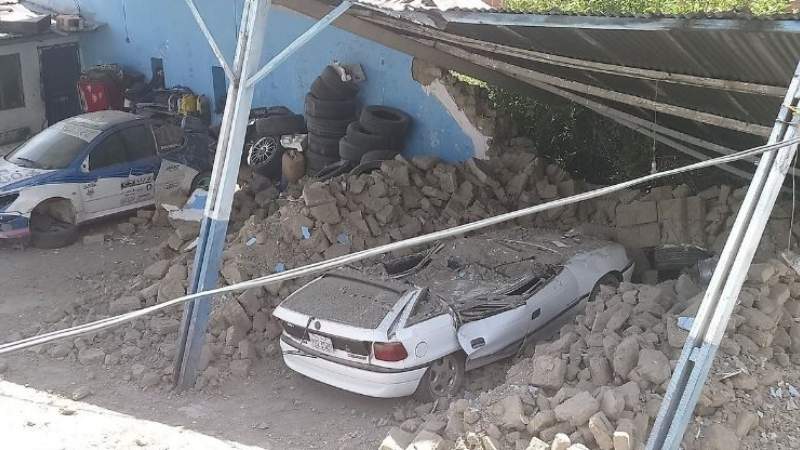 Reportan que un muro aplastó vehículos en la zona de Obrajes