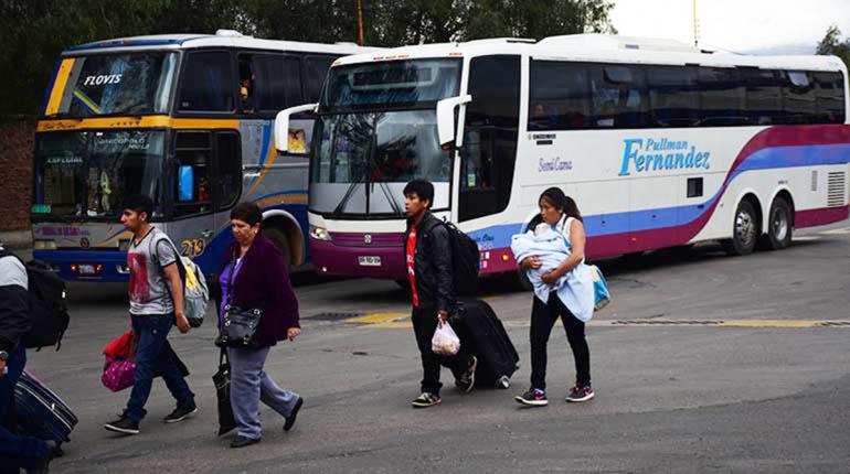 Personas a punto de abordar un bus. | Foto archivo | Los Tiempos