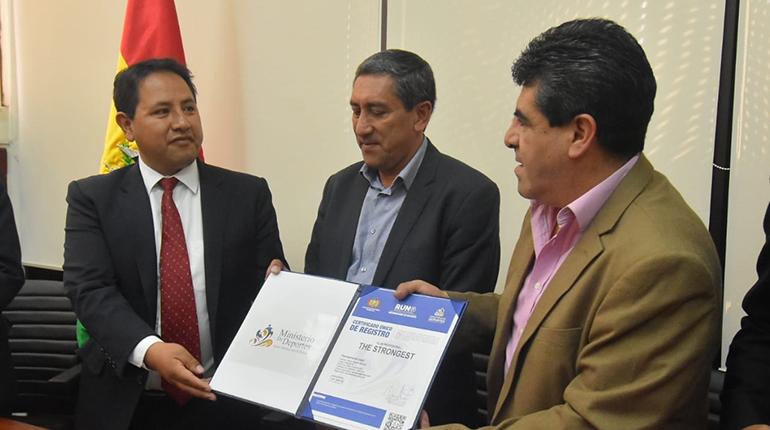 El presidente de The Strongest, Henry Salinas, recibe el Registro Único Nacional. | APG