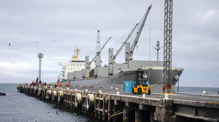 Un barco de carga estacionado cerca del puerto de Ilo en Perú. | Foto archivo | Hugo Aseff