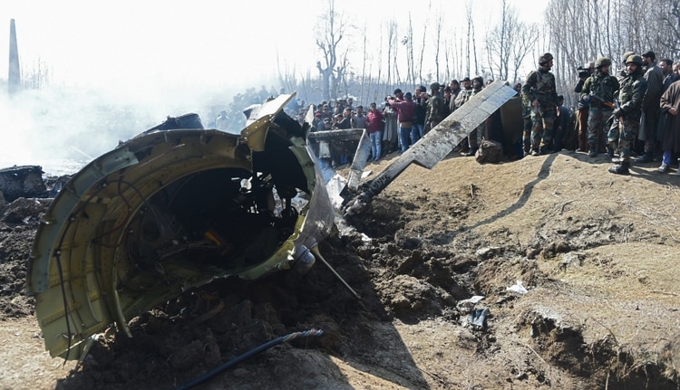 Soldados indios revisan los restos de un avión de la Fuerza Aérea derribado en territorio indio (AFP)