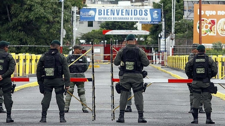 Agentes en el Puente Internacional Simón Bolívar, en la frontera entre Venezuela y Colombia (EFE)